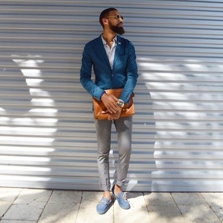Синий пиджак будет смотреться великолепно с Серыми брюками чинос. Голубая обувь помогут сделать образ менее официальным.