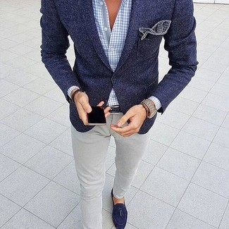Темно-синий шерстяной пиджак и серые брюки чинос — must have вещи в стильном мужском гардеробе. Темно-синие туфли добавят образу эффектности.