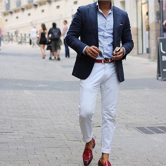 Темно-синий пиджак и белые брюки чинос — отличный вариант делового повседневного образа. И почему бы не добавить в этот образ элегантности с помощью красных туфель?