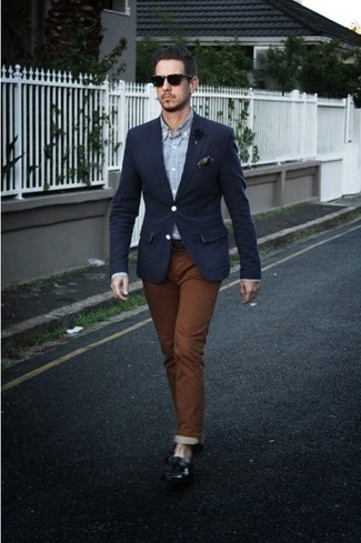 Сочетание темно-синего пиджака и коричневых брюк чинос позволит создать образ в классическом мужском стиле. Что касается обуви, можно дополнить образ черными кожаными лоферами.