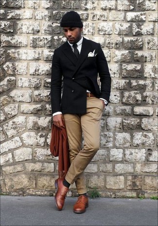 Если не знаешь, в чем пойти на свидание, черный пиджак и светло-коричневые брюки чинос — хороший вариант. Что касается обуви, можно отдать предпочтение классическому стилю и выбрать коричневые кожаные туфли дерби.
