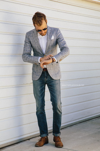 Любителям стиля smart casual придется по душе сочетание серого пиджака в шотландскую клетку и синих джинсов. Очень стильно здесь будут смотреться светло-коричневые туфли.