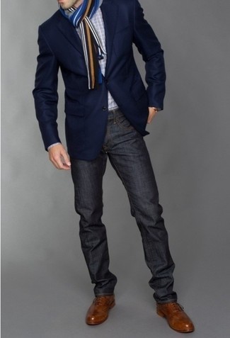 Приверженцам стиля business casual должно понравиться сочетание темно-синего пиджака и темно-серых джинсов. Сделать образ изысканнее помогут коричневые туфли.