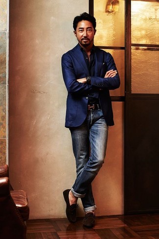Сочетание темно-синего пиджака в вертикальную полоску и темно-синих джинсов подходит и для работы в офисе, и для вечера в баре с друзьями. Чтобы добавить в образ немного непринужденности, на ноги можно надеть темно-коричневые мокасины.
