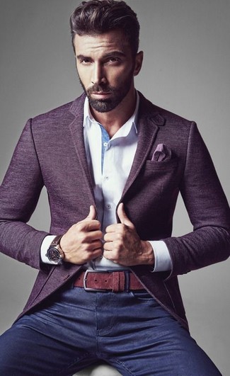 Любителям стиля smart casual придется по душе сочетание фиолетового шерстяного пиджака и темно-синих джинсов.