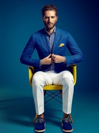 Синий хлопковый пиджак и белые классические брюки помогут создать эффектный образ. Любители рискованных вариантов могут дополнить образ синими туфлями дерби.