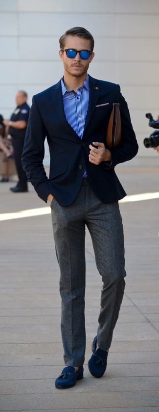 Сочетание темно-синего пиджака и темно-серых шерстяных классических брюк поможет реализовать классический мужской стиль. Выбирая обувь, можно немного побаловаться и завершить образ синей замшевой обувью.
