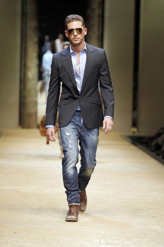Темно-серый пиджак и темно-синие рваные джинсы помогут создать стильный офисный образ. Коричневые кожаные ботинки станут отличным завершением образа.