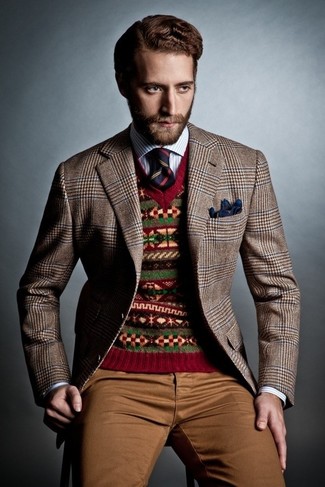 Сочетание коричневого пиджака с рисунком "гусиные лапки" и коричневых брюк чинос позволит выглядеть презентабельно, но при этом выразить твою индивидуальность и стиль.