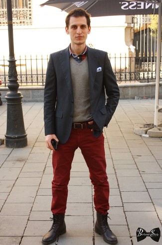 Темно-серый пиджак и красные джинсы — необходимые вещи в гардеробе мужчины с чувством стиля. Коричневые ботинки станут прекрасным дополнением к твоему луку.