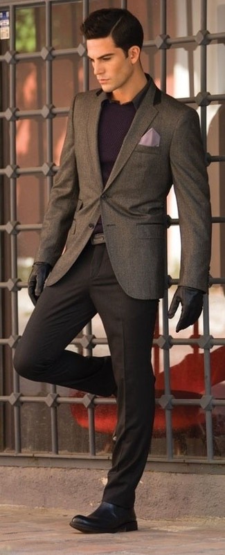 Темно-коричневый шерстяной пиджак и темно-коричневые классические брюки помогут создать эффектный образ. Этот образ идеально дополнят черно-синие ботинки челси.