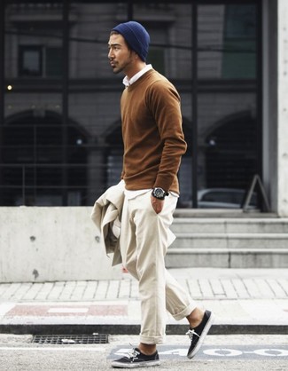 Бежевый пиджак и бежевые брюки чинос — идеальный вариант делового повседневного образа. И почему бы не разбавить образ с помощью черных низких кед?
