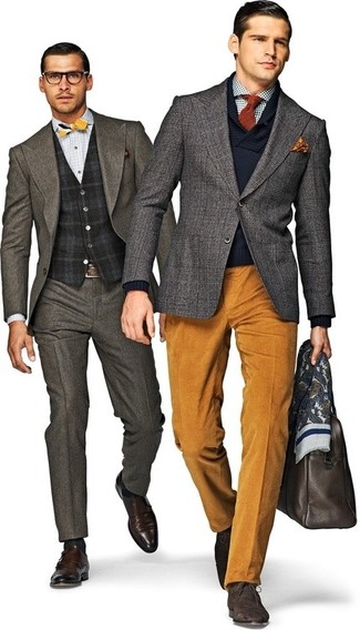 серый пиджак в сочетании с табачными классическими брюками — воплощение классического мужского стиля. Очень стильно здесь будут смотреться коричневые замшевые ботинки.