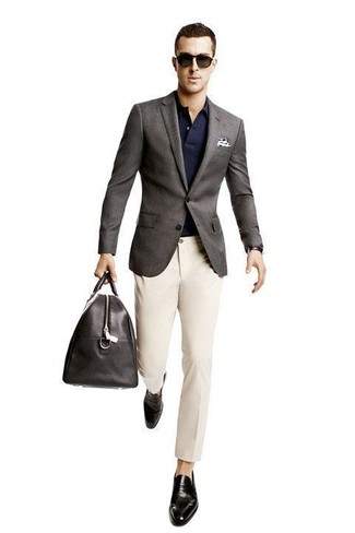 Темно-коричневый пиджак и бежевые брюки чинос — беспроигрышный вариант повседневного офисного образа. Черные кожаные лоферы отлично впишутся в образ.