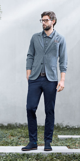 Сочетание серого вязаного пиджака и темно-синих брюк чинос — воплощение вольного офисного стиля. Чтобы немного разнообразить образ и сделать его элегантнее, можно надеть темно-синие замшевые туфли дерби.