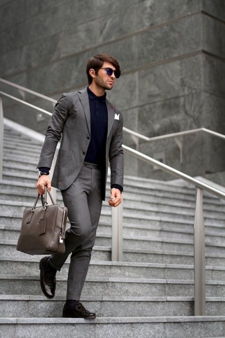 Сочетание серого пиджака и серых классических брюк позволит создать стильный классический образ. Чтобы образ не получился слишком строгим, можно надеть коричневые мокасины.