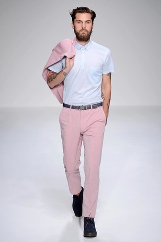Розовый пиджак и розовые классические брюки — отличный вариант для выхода в свет. Если ты не боишься экспериментировать, на ноги можно надеть темно-сине-белые ботинки.