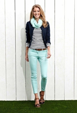 Темно-синий пиджак и мятные джинсы скинни — хороший вариант для прогулки с друзьями или похода по магазинам. Коричневые босоножки помогут сделать образ менее официальным.