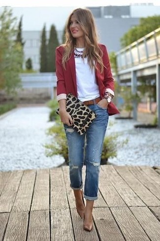Красный пиджак и синие рваные джинсы — хороший выбор, если ты хочешь создать расслабленный, но в то же время стильный образ. Если ты не боишься смешивать разные стили, на ноги можно надеть коричневые туфли.