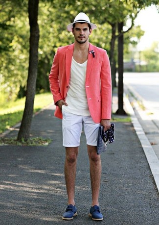 Розовый льняной пиджак и белые шорты — хорошее решение для мероприятий с дресс-кодом business casual. И почему бы не добавить в повседневный образ немного шика с помощью синих туфель дерби?