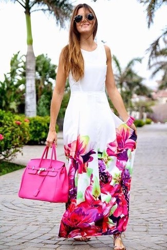 Бело-розовое платье-макси с цветочным принтом — идеальный вариант непринужденного повседневного лука. Чтобы образ не получился слишком строгим, можно надеть серебряная обувь.