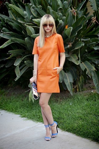 Оранжевое кожаное платье прямого кроя — хорошее решение для свидания или встречи с друзьями. Что касается обуви, можно отдать предпочтение комфорту и выбрать синие босоножки.