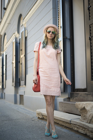 Розовое платье прямого кроя с люверсами — великолепный вариант для создания образа в стиле smart casual. Чтобы добавить в образ немного непринужденности, на ноги можно надеть бирюзовая обувь.