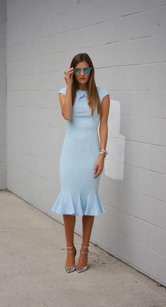 Голубое платье-футляр — отличный для свидания или ужина в ресторане. Чтобы добавить в образ немного непринужденности, на ноги можно надеть серебряная обувь.