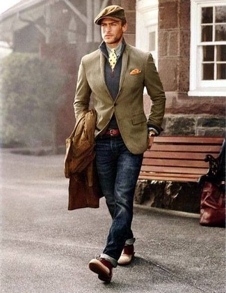 Любителям стиля smart casual придется по душе сочетание коричневого плаща и темно-синих джинсов. Красно-темно-синие ботинки идеально дополнят этот лук.