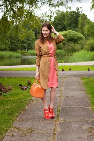 Поклонницам стиля dressy casual придется по вкусу сочетание коричневого плаща и розового платья-футляра. Любительницы экспериментировать могут завершить образ красными босоножками.