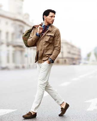 Если ты ценишь удобство и практичность, тебе понравится сочетание светло-коричневой полевой куртки и белых джинсов. Что касается обуви, мокасины станут отличным выбором.