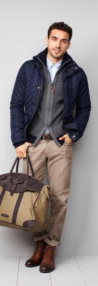 Темно-синяя стеганая полевая куртка и бежевые джинсы — необходимые вещи в гардеробе любителей стиля casual. Любители экспериментировать могут завершить образ коричневыми повседневными ботинками, тем самым добавив в него немного классики.
