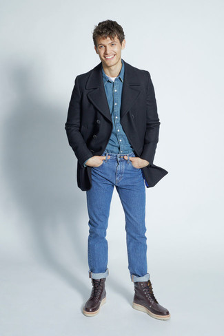 Черное полупальто и синие джинсы — необходимые вещи в арсенале стильного мужчины. Чтобы образ не получился слишком строгим, можно надеть темно-коричневые рабочие ботинки.