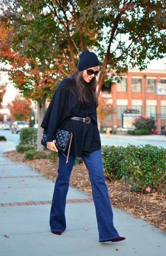 Черное пончо и синие джинсы-клеш — must have вещи в стильном женском гардеробе. Чтобы образ не получился слишком отполированным, можно завершить его светло-фиолетовыми замшевыми ботинками.
