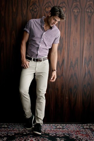 Сочетание пурпурной рубашки с коротким рукавом в мелкую клетку и бежевых брюк чинос поможет создать интересный образ в стиле кэжуал. Черные низкие кеды — отличный вариант, чтобы завершить образ.