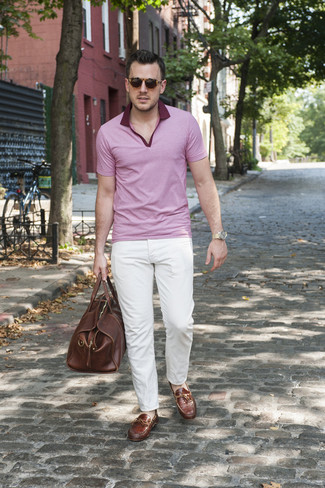 Сочетание розовой футболки-поло и белых брюк чинос позволит создать ощущение "элегантной свободы". Коричневые мокасины станут прекрасным дополнением к твоему луку.