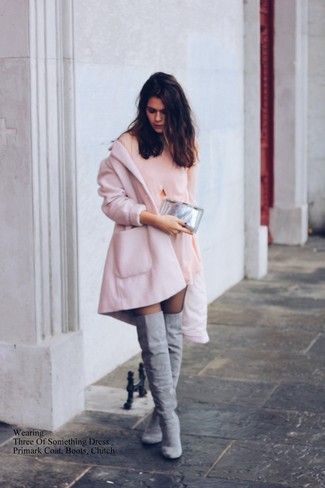Розовое пальто и розовое шелковое платье прямого кроя украсят твой гардероб. Если ты не боишься экспериментировать, на ноги можно надеть серые ботинки.
