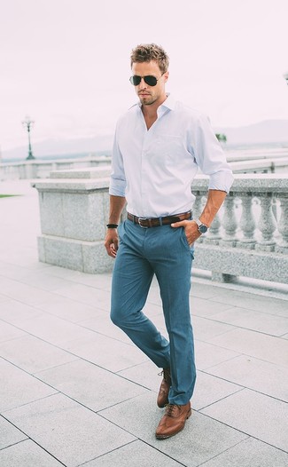Белую рубашку с длинным рукавом и темно-бирюзовые брюки чинос можно надеть как на работу, так и на прогулку. Чтобы немного разнообразить образ и сделать его элегантнее, можно надеть броги.
