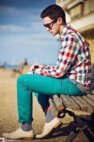 разноцветная рубашка с длинным рукавом в шотландскую клетку в паре с бирюзовыми джинсами поможет подчеркнуть твой индивидуальный стиль. Чтобы добавить в образ немного непринужденности, на ноги можно надеть бежевая кожаная обувь.