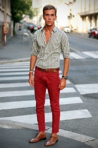 Белая рубашка с длинным рукавом в мелкую клетку прекрасно сочетается с красными джинсами. И почему бы не добавить в этот образ элегантности с помощью светло-коричневых туфель?