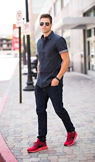 Темно-серая рубашка с коротким рукавом и черные зауженные джинсы — хороший выбор, если ты хочешь создать расслабленный, но в то же время стильный образ. Что касается обуви, можно отдать предпочтение удобству и выбрать красная обувь.