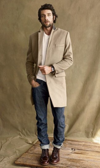 Светло-коричневое длинное пальто будет смотреться великолепно с Темно-синими джинсами. Любители рискованных вариантов могут дополнить образ темно-коричневыми рабочими ботинками.
