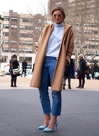 Светло-коричневое пальто и синие джинсы — must have вещи в стильном женском гардеробе. Очень стильно здесь будут смотреться бирюзовая обувь.