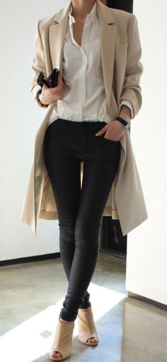 Светло-коричневое пальто и черные кожаные джинсы скинни будут гармонично смотреться в модном гардеробе самых привередливых красавиц. Чтобы образ не получился слишком строгим, можно надеть бежевые кожаные ботинки.
