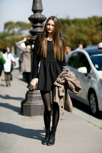 Светло-коричневый плащ и черное платье с плиссированной юбкой — хороший вариант для похода в кино или по магазинам. Если ты не боишься экспериментировать, на ноги можно надеть ботинки на шнуровке.