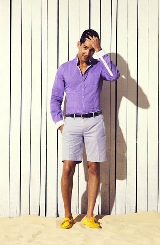 Поклонникам стиля casual придется по вкусу сочетание светло-фиолетовой рубашки с длинным рукавом и серых шорт. Создать модный контраст с остальными вещами из этого образа помогут желтая обувь.