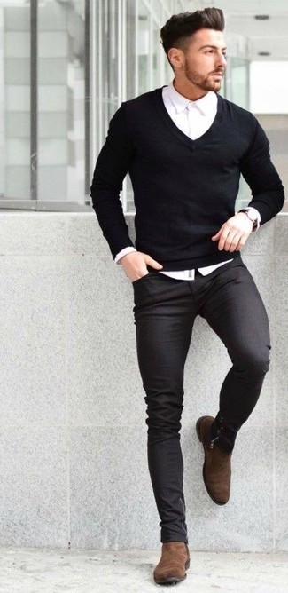 Черный свитер с v-образным вырезом и черные зауженные джинсы — прекрасный вариант простого, но стильного лука. Коричневые ботинки челси добавят элемент классики в твой образ.
