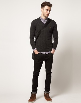 В темно-сером свитере с v-образным вырезом и черных зауженных джинсах можно пойти на свидание или провести выходной день, когда в программе культурное мероприятие. Коричневые замшевые ботинки добавят образу эффектности.