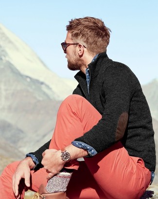 Темно-серый свитер с воротником на молнии и розовые брюки чинос — прекрасный выбор, если ты хочешь создать расслабленный, но в то же время стильный образ. Любители рискованных вариантов могут дополнить образ коричневыми кожаными рабочими ботинками.