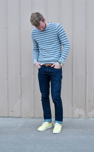 Если ты ценишь удобство и практичность, тебе понравится сочетание голубого свитера с круглым вырезом в горизонтальную полоску и темно-синих зауженных джинсов. Очень стильно здесь будут смотреться желтая обувь.